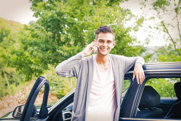 Man in de auto met de mobiele — Stockfoto