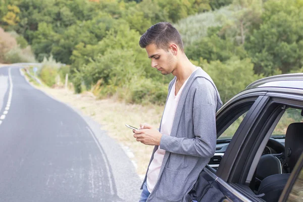 Pessoas que viajam de carro — Fotografia de Stock