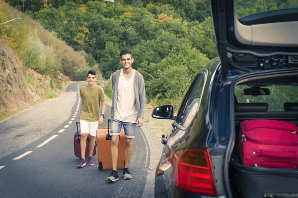 Personas que viajan en coche — Foto de Stock