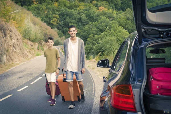 Personas que viajan en coche — Foto de Stock