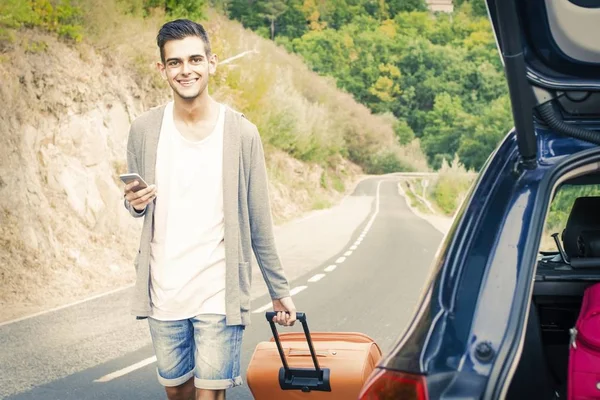 Menschen, die mit dem Auto reisen — Stockfoto