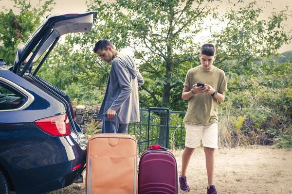 Personas que viajan en coche — Foto de Stock