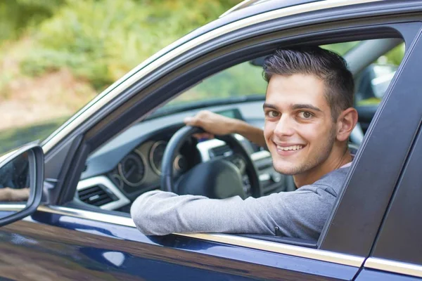 Jeune homme dans la voiture — Photo