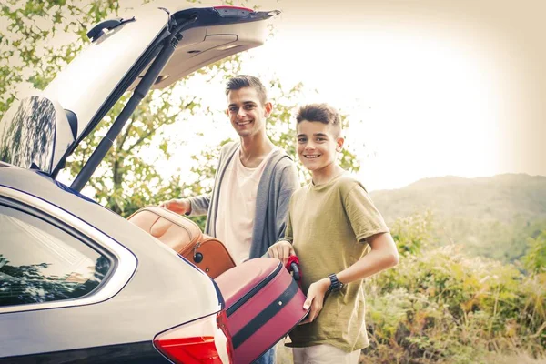 Pessoas que viajam de carro — Fotografia de Stock