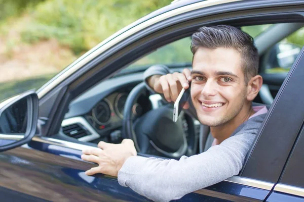 Arabadaki genç adam.