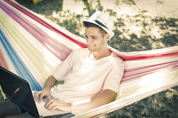 Man Hangmat Met Laptop — Stockfoto