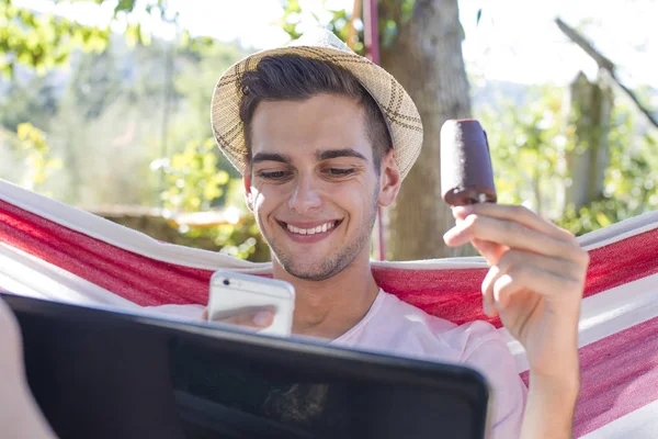 Man Hangmat Met Computer — Stockfoto