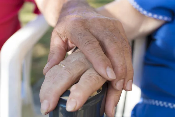 Manos Abrazadas Por Personas Mayores Personas Mayores — Foto de Stock