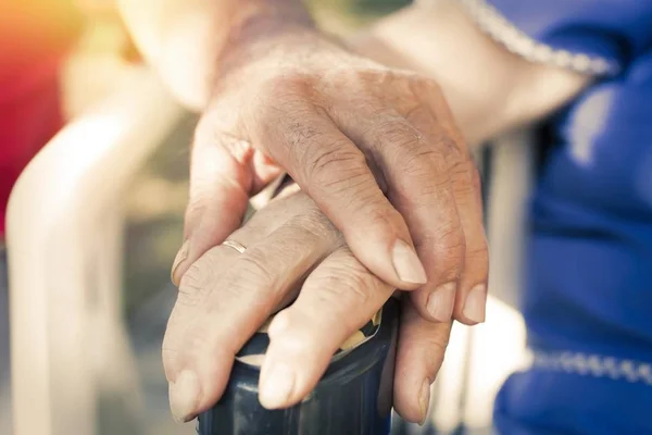 Руки Пожилых Людей Пожилая Пара — стоковое фото
