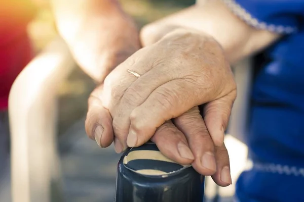 Par Äldre Händer Knutna — Stockfoto