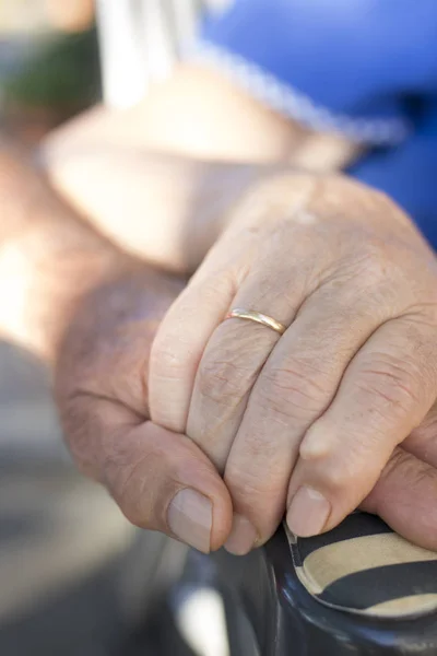 Couple Older Hands Linked — Stock Photo, Image