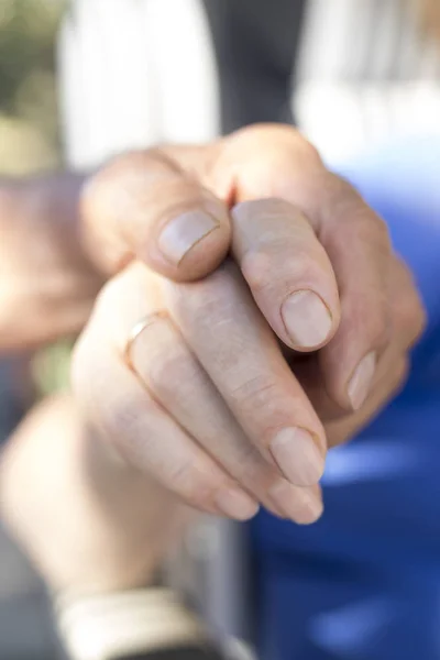 Couple Older Hands Linked — Stock Photo, Image