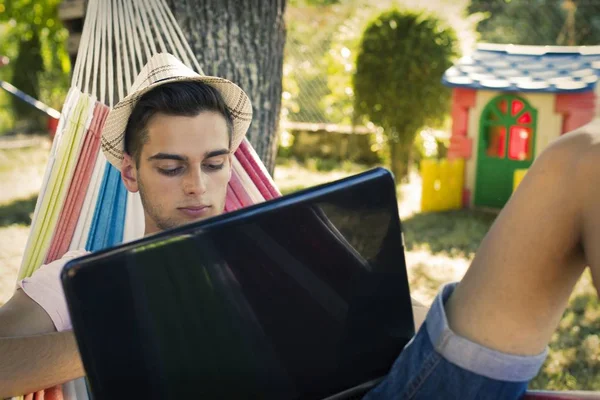 Jongeman Tiener Met Laptop Hangmat Bij Zonsondergang Zomer — Stockfoto