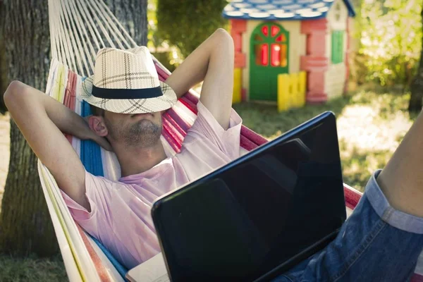 Ung Man Eller Tonåring Med Laptop Hängmattan Solnedgång Sommar — Stockfoto