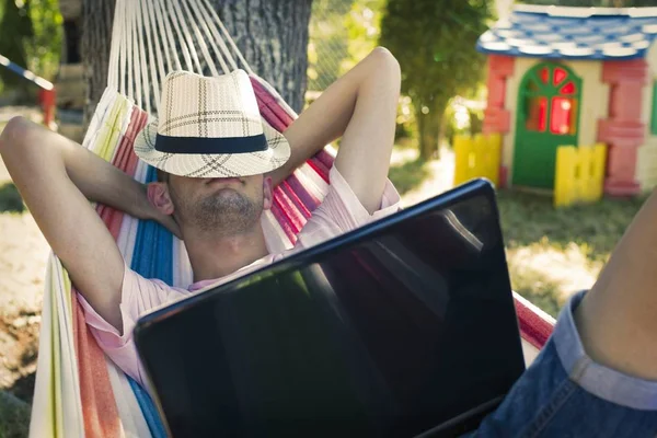 Ung Man Eller Tonåring Med Laptop Hängmattan Solnedgång Sommar — Stockfoto