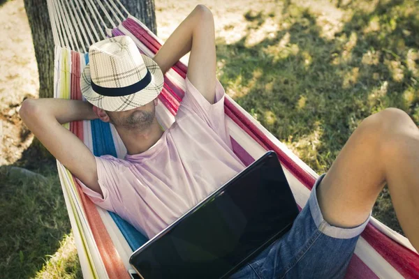 Ung Man Eller Tonåring Med Laptop Hängmattan Solnedgång Sommar — Stockfoto