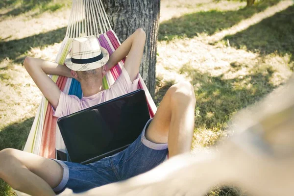 Ung Man Eller Tonåring Med Laptop Hängmattan Solnedgång Sommar — Stockfoto