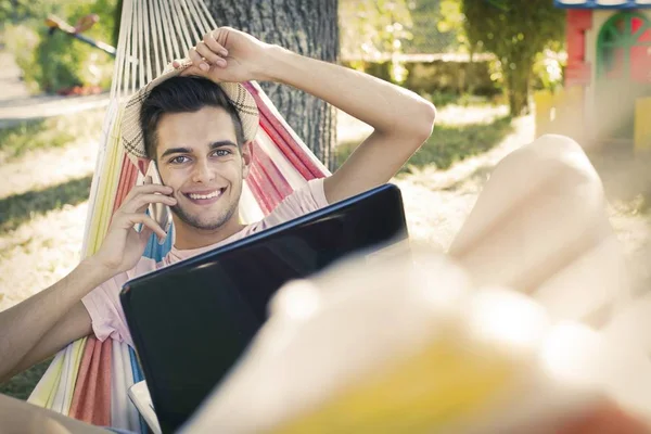 Jongeman Tiener Met Laptop Hangmat Bij Zonsondergang Zomer — Stockfoto