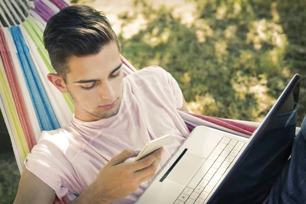 Jongeman Tiener Met Laptop Hangmat Bij Zonsondergang Zomer — Stockfoto