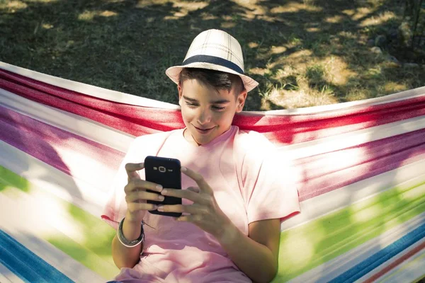 Çocuk Yaz Aylarında Hamakta Cep Telefonunuzla — Stok fotoğraf