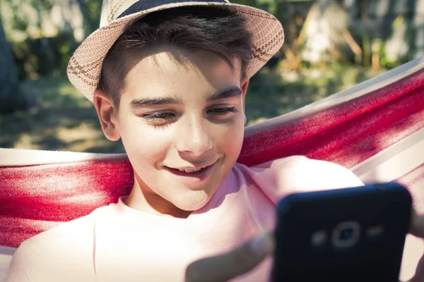 Criança Com Telefone Celular Rede Verão — Fotografia de Stock