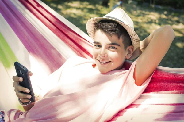 Niño Con Teléfono Móvil Hamaca Verano — Foto de Stock