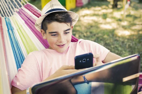 Barn Med Mobiltelefon Hängmattan Sommar — Stockfoto