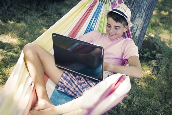 Barnet Med Laptop Hängmattan Skymningen Sommaren Spelar Eller Studera — Stockfoto