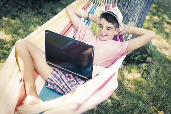 Kind Met Laptop Hangmat Schemering Van Zomer Spelen Studeren — Stockfoto