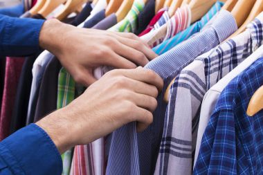 Askılar seyir elbise dükkanı elinde