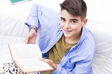 kitap okuyan genç oda içinde açmak