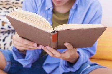 kitap okuyan genç oda içinde açmak