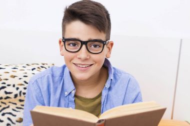 kitap okuyan genç oda içinde açmak