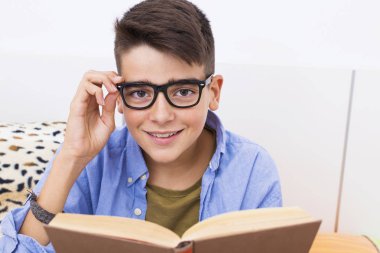 eğitim veya kitap okumak çocuk