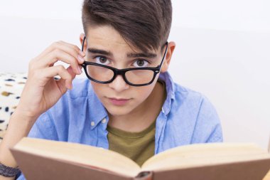 kitap okuyan genç oda içinde açmak