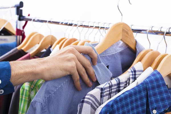 Askılar seyir elbise dükkanı elinde