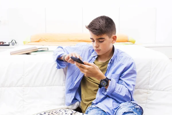 Adolescente Joven Con Teléfono Móvil Habitación —  Fotos de Stock