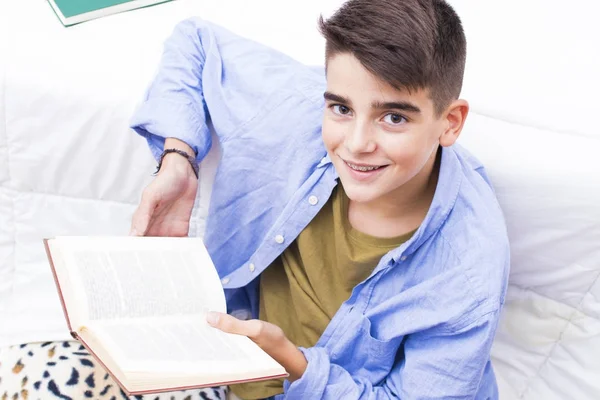 kitap okuyan genç oda içinde açmak