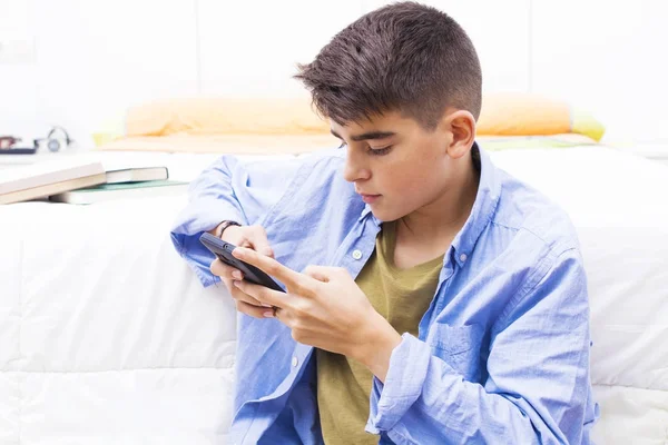 Adolescente Joven Con Teléfono Móvil Habitación —  Fotos de Stock