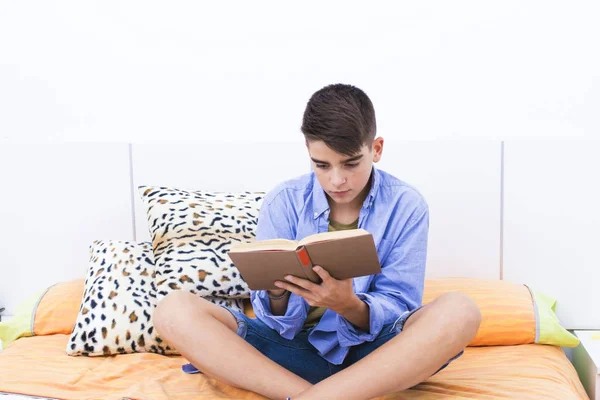 Criança Estudando Lendo Livro — Fotografia de Stock