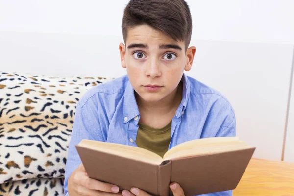 Criança Estudando Lendo Livro — Fotografia de Stock