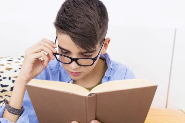 Criança Estudando Lendo Livro — Fotografia de Stock