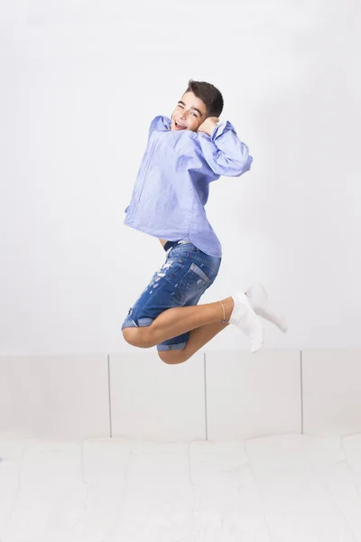Молодой Подросток Прыгает Радости — стоковое фото