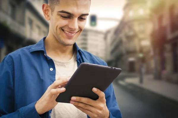Junge Lächelnd Mit Dem Digitalen Tablet Der Stadt — Stockfoto