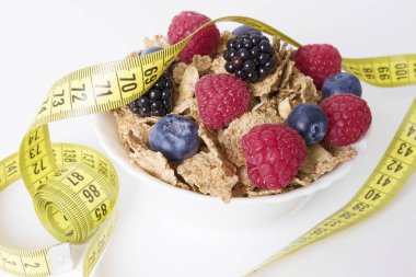 tahıl ve meyve şerit metre ile ormanın, diyet ve sağlık kavramı ile Kupası