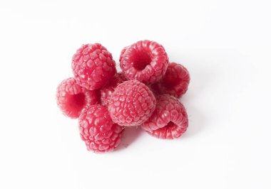 Beyaz arka planda izole ahududu