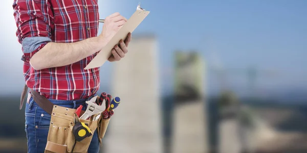 Bauarbeiter Oder Architekt Schreiben Die Unterlagen — Stockfoto