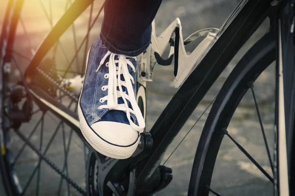 时尚鞋在都市自行车 — 图库照片