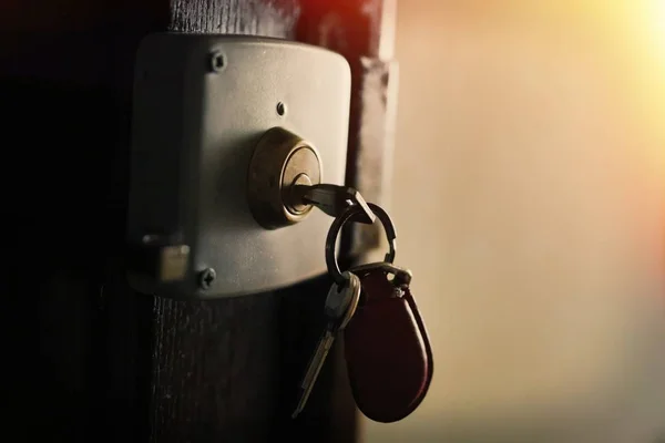 Μπρελόκ Κλειδιά Στην Κλειδαριά Σπίτι — Φωτογραφία Αρχείου