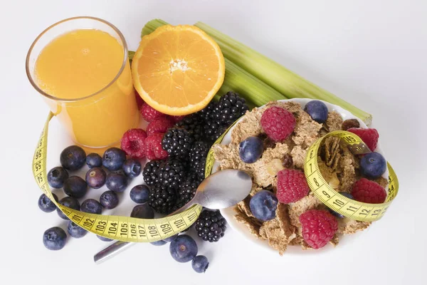 Früchte Mit Müsli Und Maßband Diätkonzept — Stockfoto
